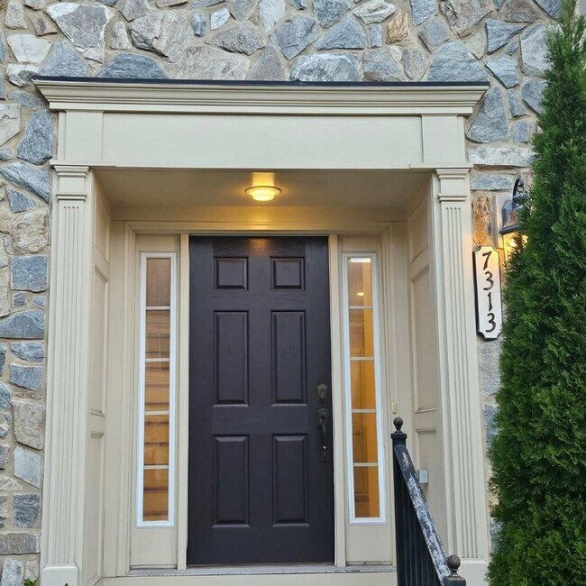 Building Photo - Gorgeous 4-Bed 3.5-Bath Townhouse next to ...