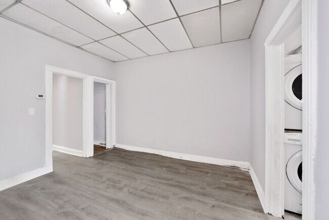 Building Photo - ASAP Move In Ready Three Bed One Bath