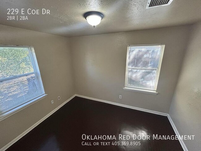 Foto del edificio - 229 E Coe Dr