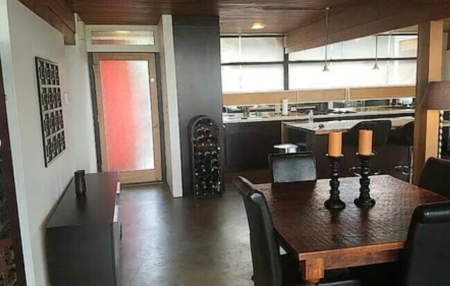 Foto del edificio - 300 Sequoia Dr