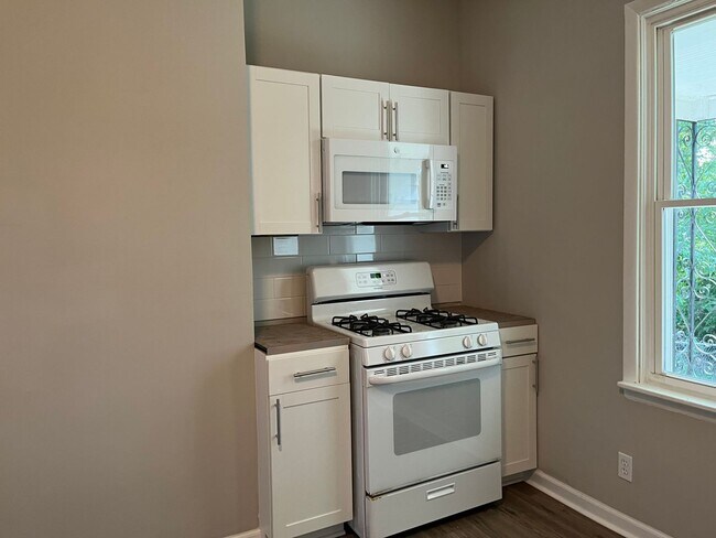 Building Photo - ADDYSON- remodeled 2 bed. Fenced yard