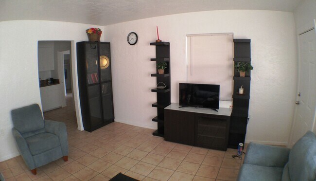 Building Photo - Charming 3 bedroom
