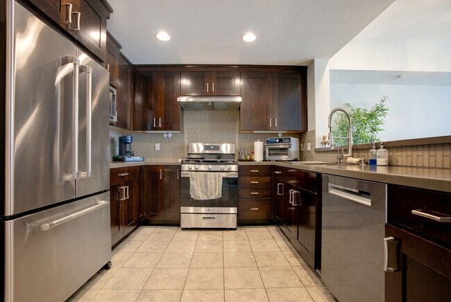 Foto del edificio - 1430 S Beverly Glen Blvd
