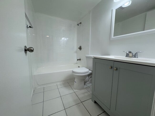 Foto del edificio - Colonial Village - 7550 Stirling Rd