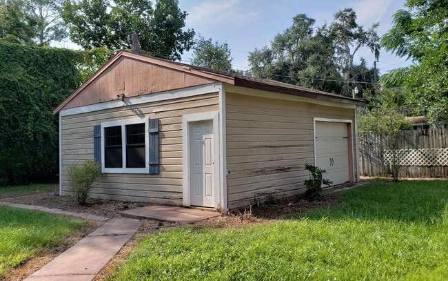 Building Photo - 594 NW Gwen Lake Ave