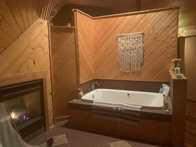 Second Level / Primary Suite / Whirlpool - 1018 E Clarke St