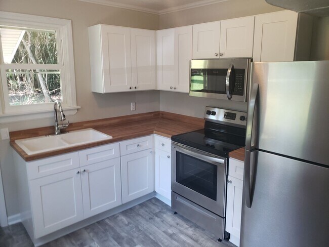 Foto del edificio - WELCOME TO THIS NEWLY RENOVATED 2 BEDROOM ...