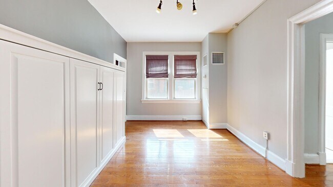 Building Photo - Lovely Studio Apartment in the HEART of Cl...