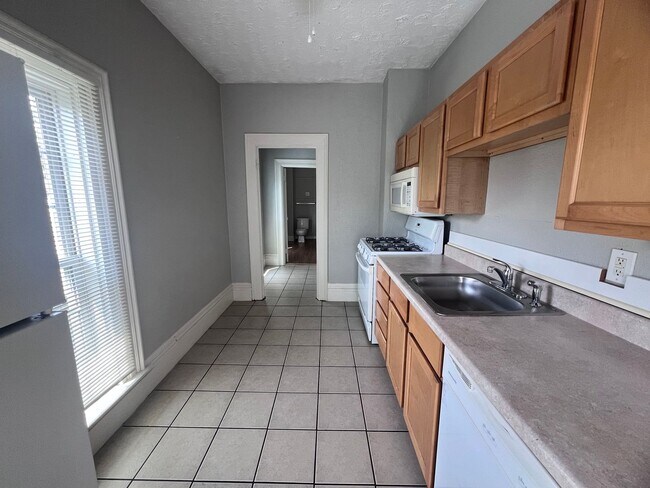 Foto del edificio - Adorable and Spacious Upper One Bedroom on...