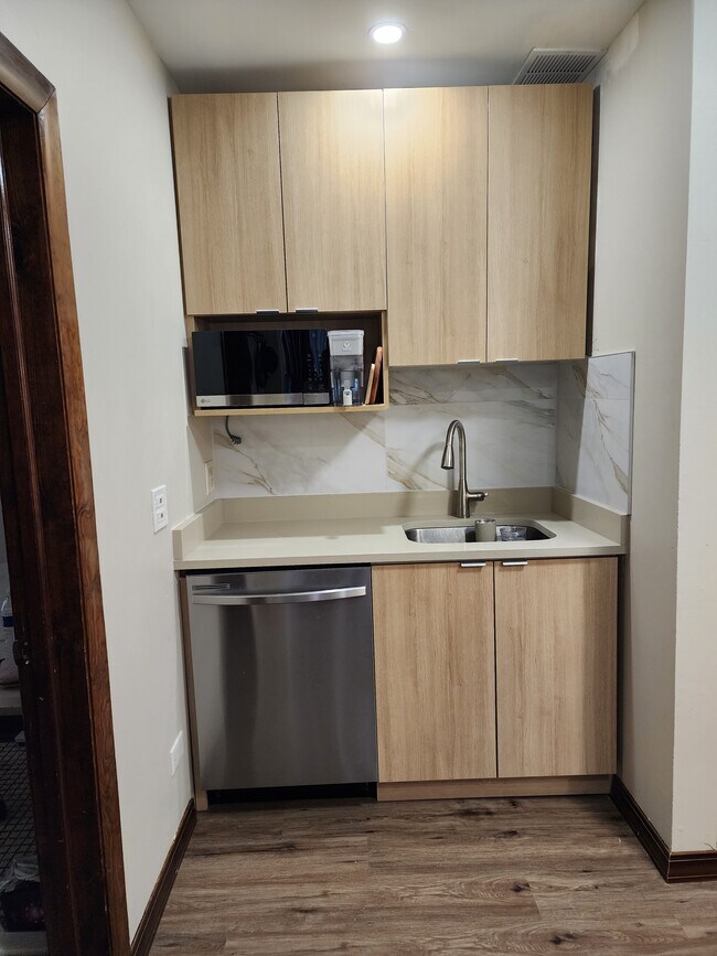 Dishwasher- microwave - 2155 W Polk St