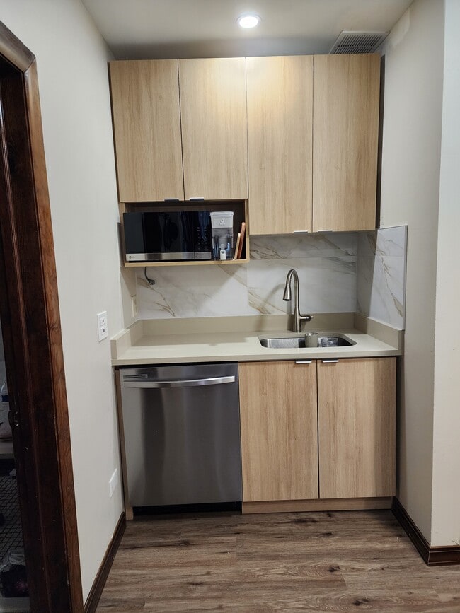 Quartz counters - 2155 W Polk St