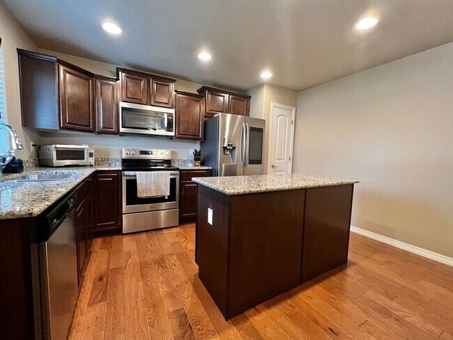 Foto del edificio - Beautiful 4 Bed, 2.5 Bath House in North W...