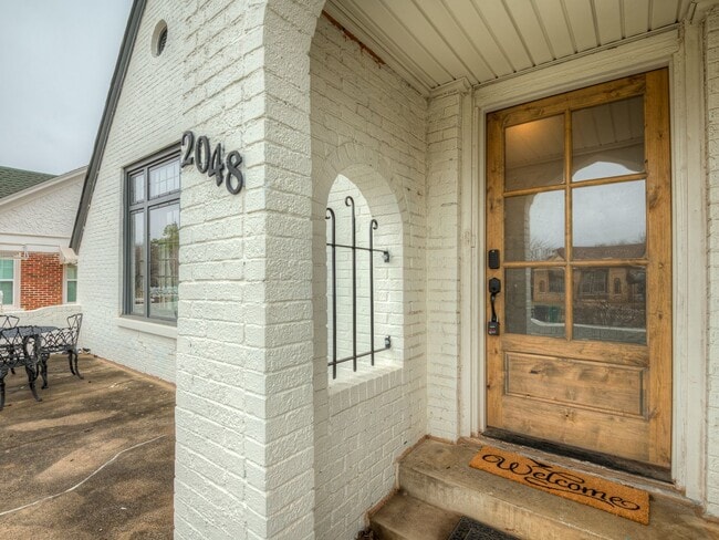 Building Photo - Stylish & Fully Furnished Home in the Hear...