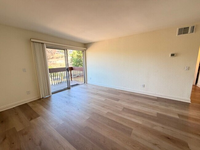 Foto del edificio - Spacious 2 Bedroom 2 Bathroom Condo with Large Balcony in Mission Valley