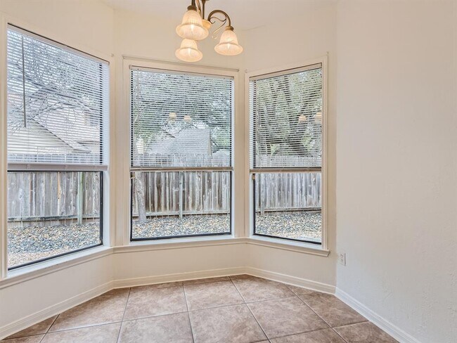 Building Photo - 403 Oakcrest Dr