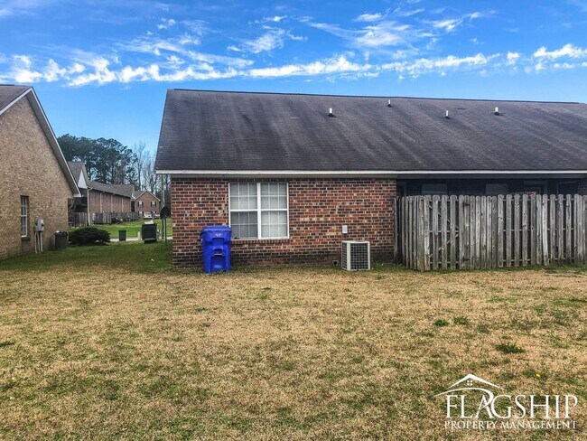 Building Photo - 2 Bedroom 2 Bathroom Duplex