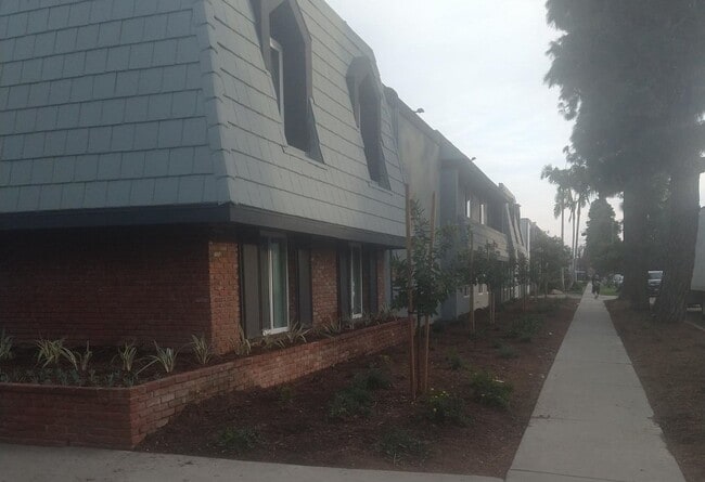 Building Photo - 5560 Ackerfield Ave