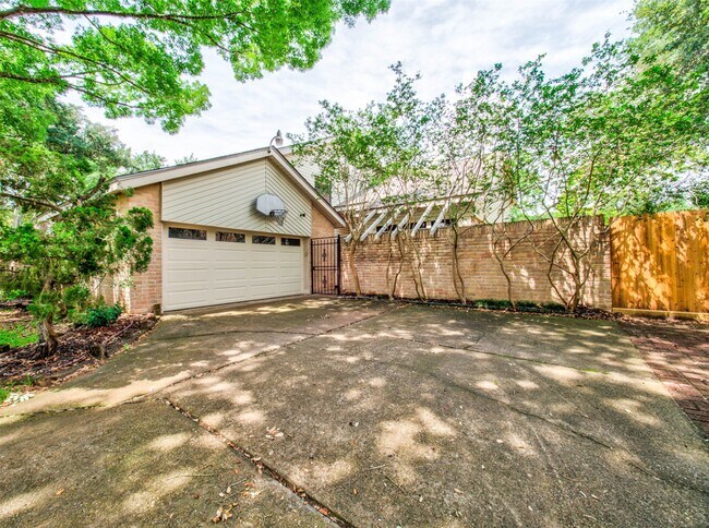 Building Photo - 8022 La Brea Dr
