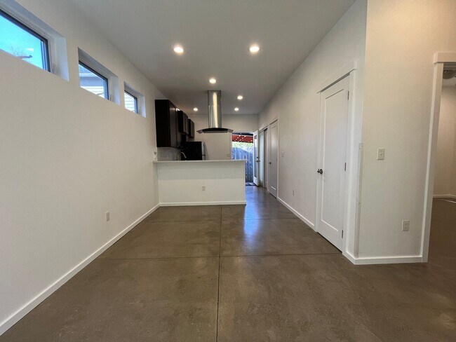 Building Photo - 2-Bedroom home in NE Portland: MI SPECIAL ...