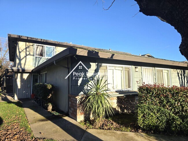Foto del edificio - Updated 2bd/1ba Foothill Farms Condo with Carport