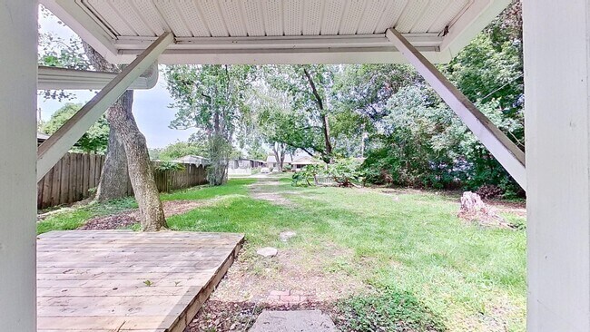 Building Photo - Tiny House Big Yard