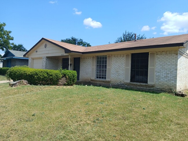 Building Photo - 3 Bedrooms, 1.5 Bathrooms, 1 Car Garage Ne...