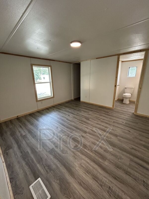 Foto del edificio - 627 W 8th St