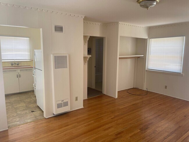 Building Photo - 606 E Providencia Ave