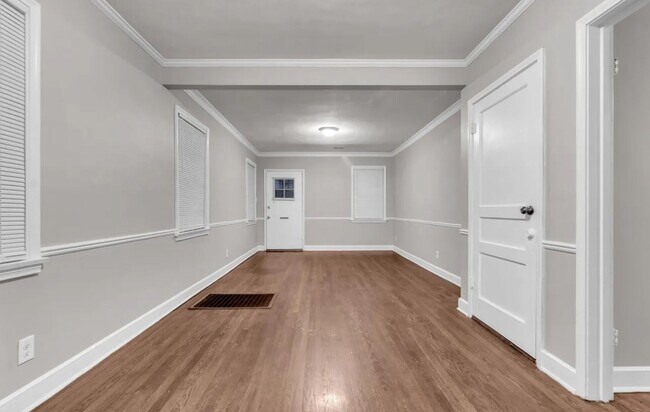 Foto del edificio - Charming 3BR/1BA Home with Spacious Yard & Great Location