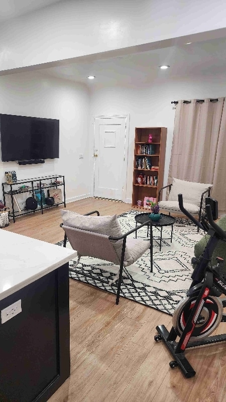 Photo - 706 E 81st St (Los Angeles, CA) Apartment