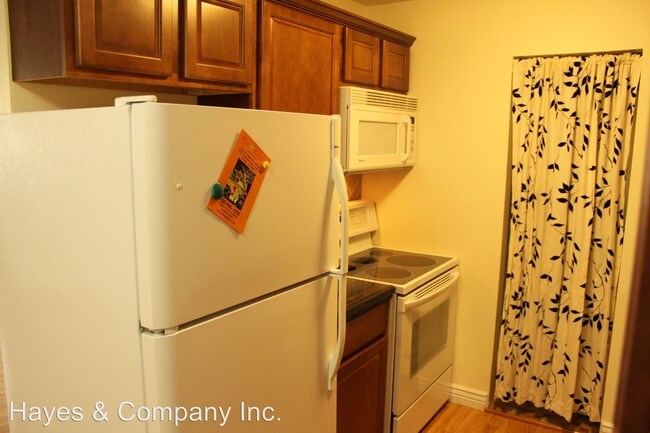 Building Photo - 451 Golden Cir