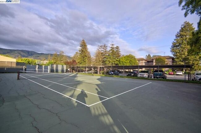 Building Photo - Welcome to this stunning 2 bedroom, 2 bath...
