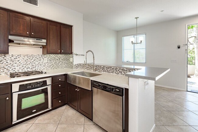 Foto del edificio - Serenity and Luxury Abound in Eastlake!