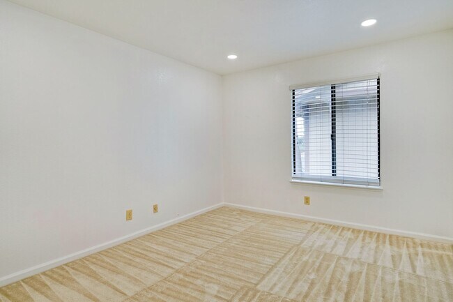 Foto del edificio - Spacious condo available in desirable Newpark Village community!