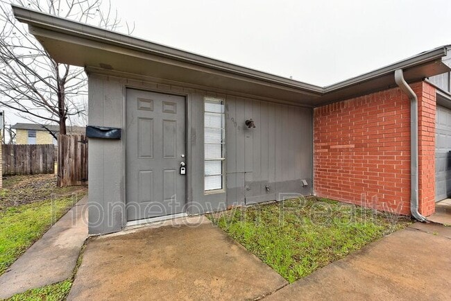 Building Photo - 1909 N Moulton Ct