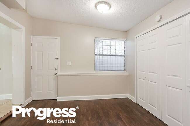 Building Photo - 2611 Lowes Pl
