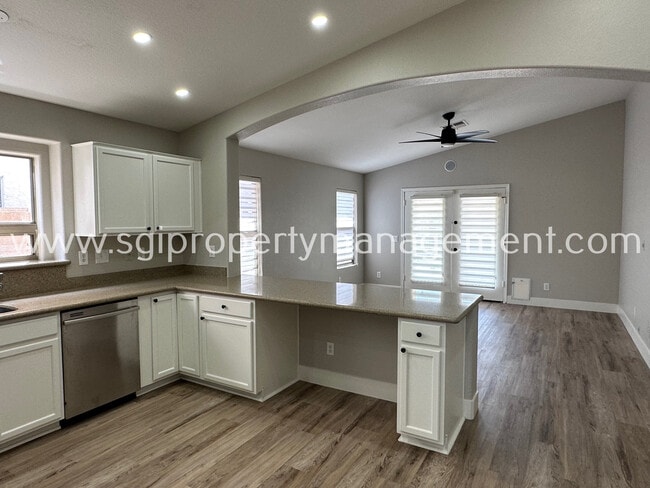 Building Photo - 2523 W White Feather Ln
