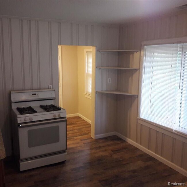 Foto del edificio - 23304 Harding Ave