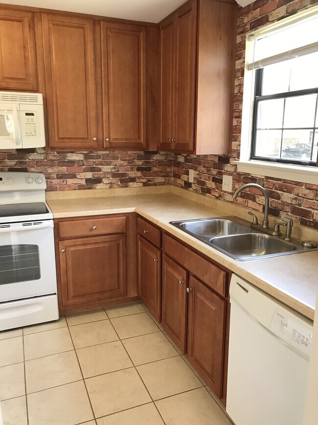 Building Photo - Bellevue Townhome 4 bedrooms 3 full baths