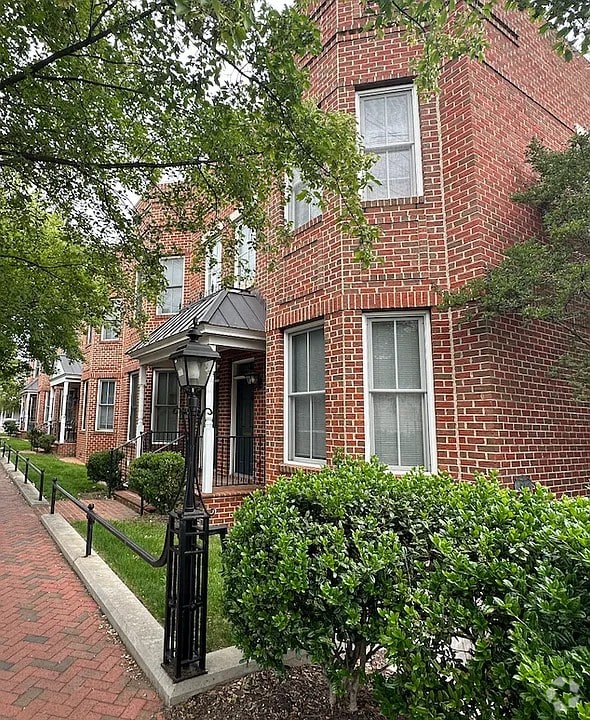 Building Photo - 1422 W Cary St
