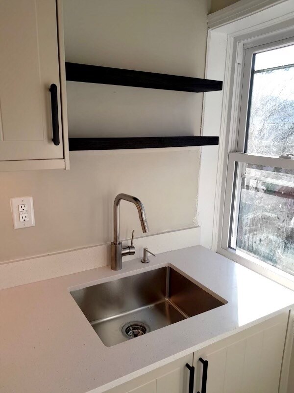 Cocina totalmente nueva. Encimeras de cuarzo. - 225 E Hector St