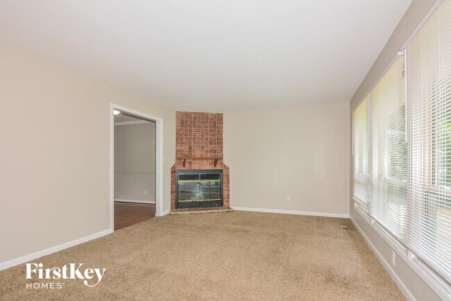 Building Photo - 3245 Santiago Dr