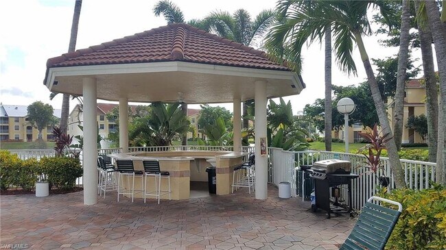 Foto del edificio - ANNUAL RENTAL - 2 BED / 2 BATH- THIRD FLOO...