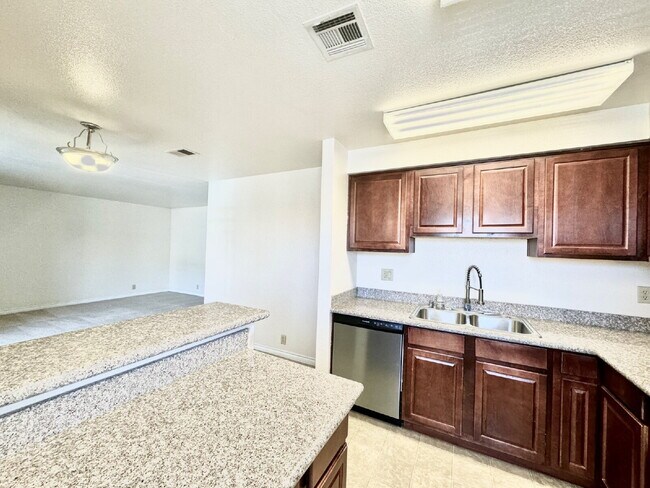 Foto del edificio - Las Vegas Guard-Gated Condo for Rent | 2 Bedroom Upstairs Unit | River Glen Community