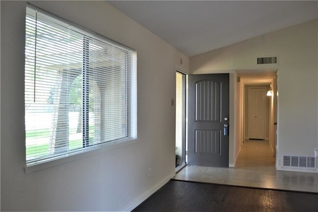 Building Photo - 3009 Peachtree Ln