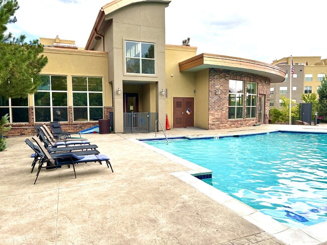 Foto del edificio - Bright & Peaceful 2 Bed, 2 Bath Corner Con...