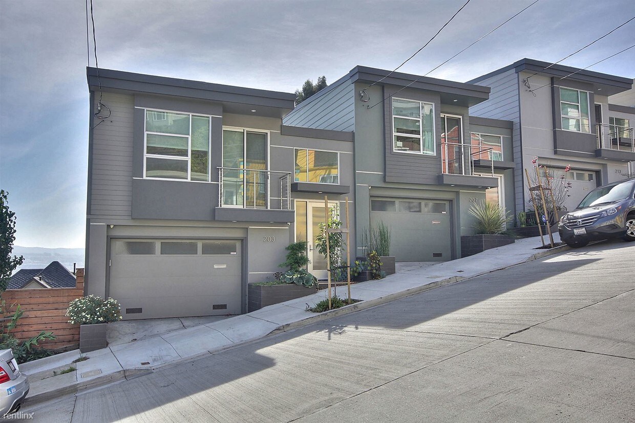 Primary Photo - 203 Los Palmos Dr