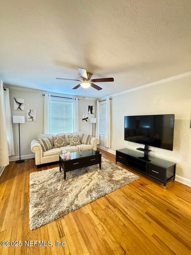 Foto del edificio - 1631 Thacker Ave