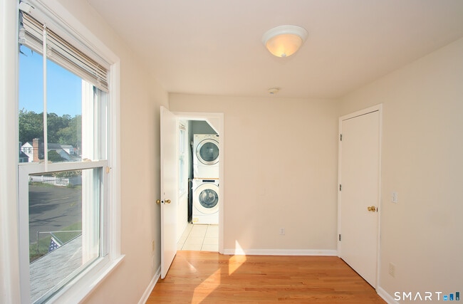 Building Photo - 11 Sable St