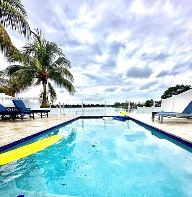 Foto del edificio - 2431-2433 SW 58th Manor